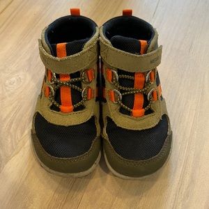 Toddler MERRELL boots with Velcro